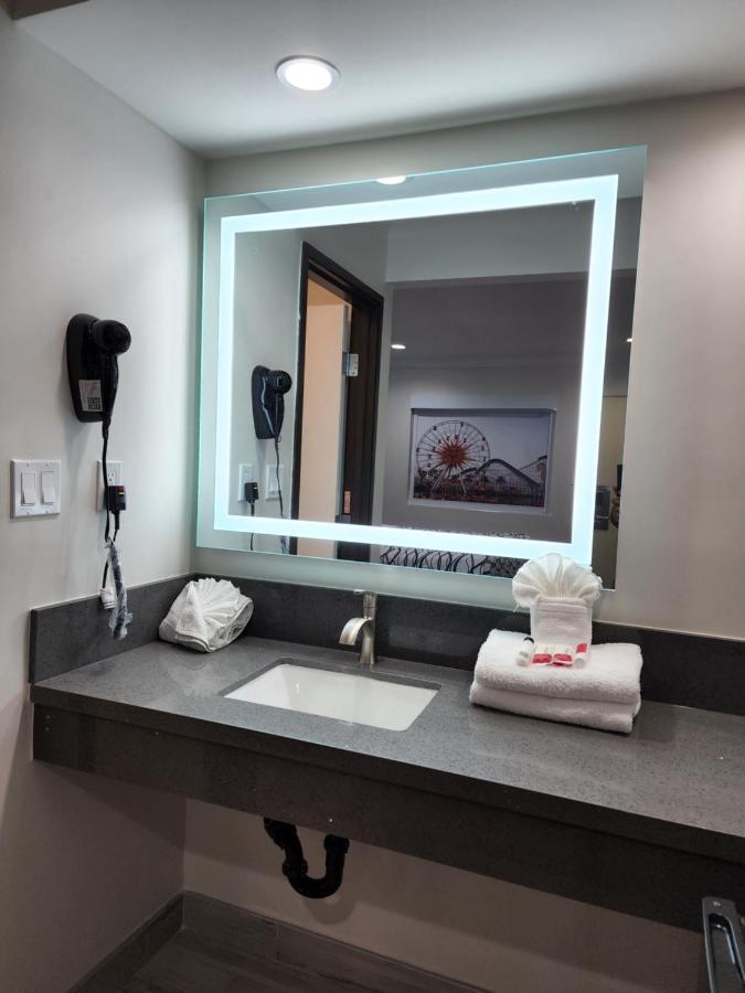 Travelodge Inn & Suites By Wyndham Fullerton Esterno foto