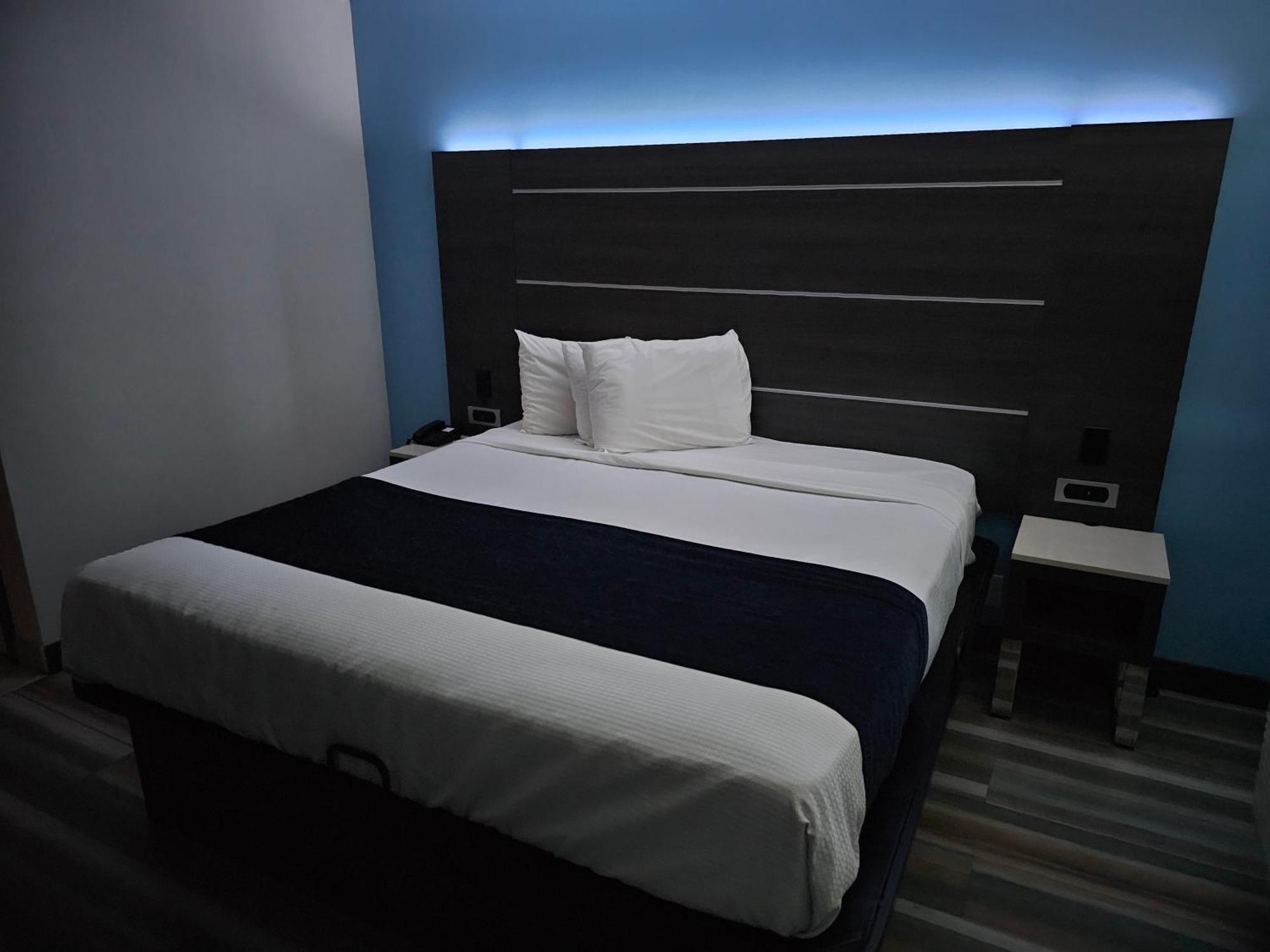 Travelodge Inn & Suites By Wyndham Fullerton Esterno foto