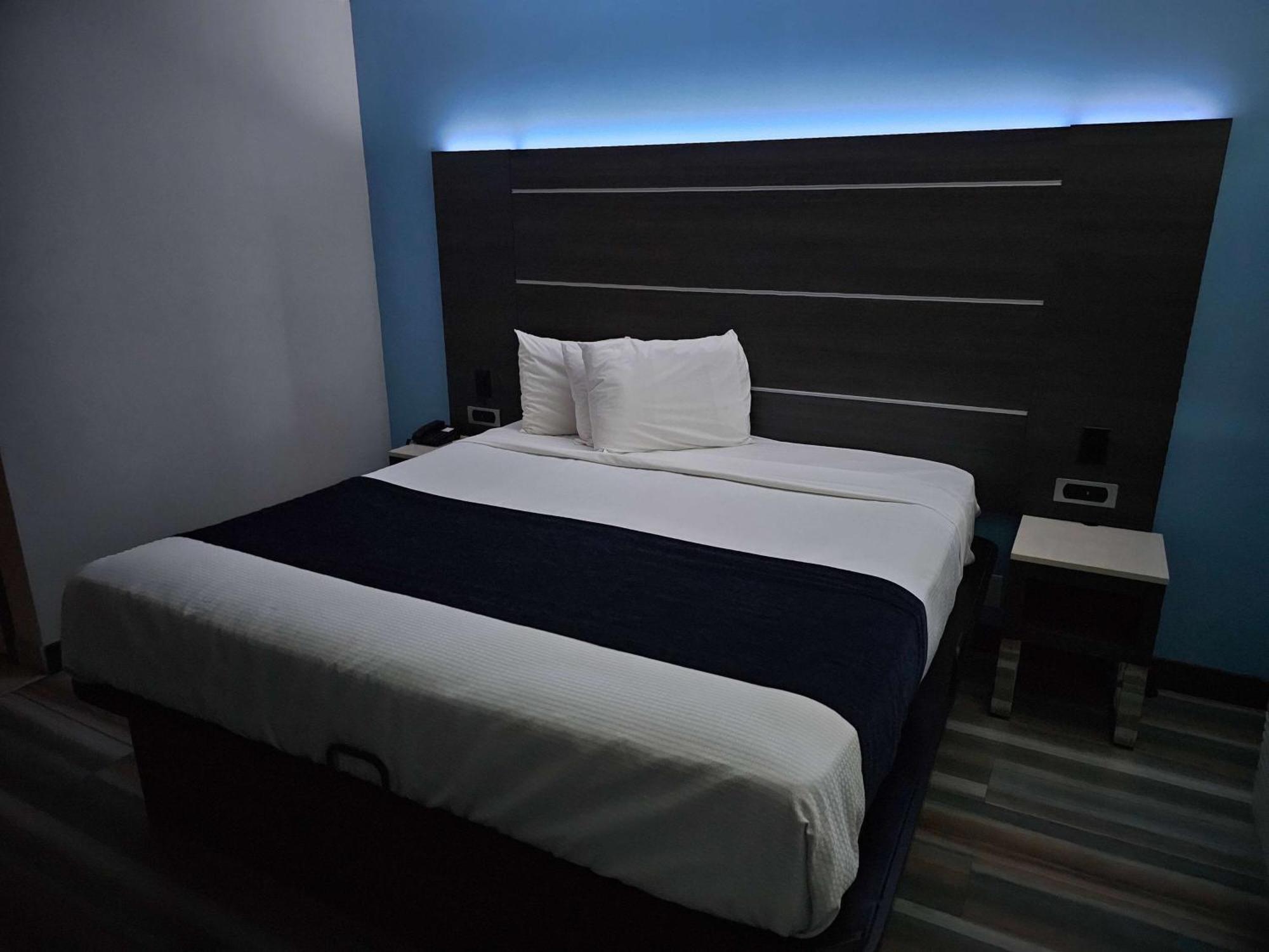 Travelodge Inn & Suites By Wyndham Fullerton Esterno foto