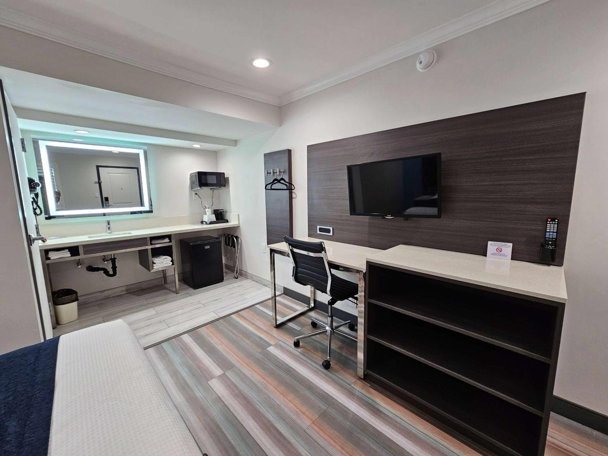 Travelodge Inn & Suites By Wyndham Fullerton Esterno foto