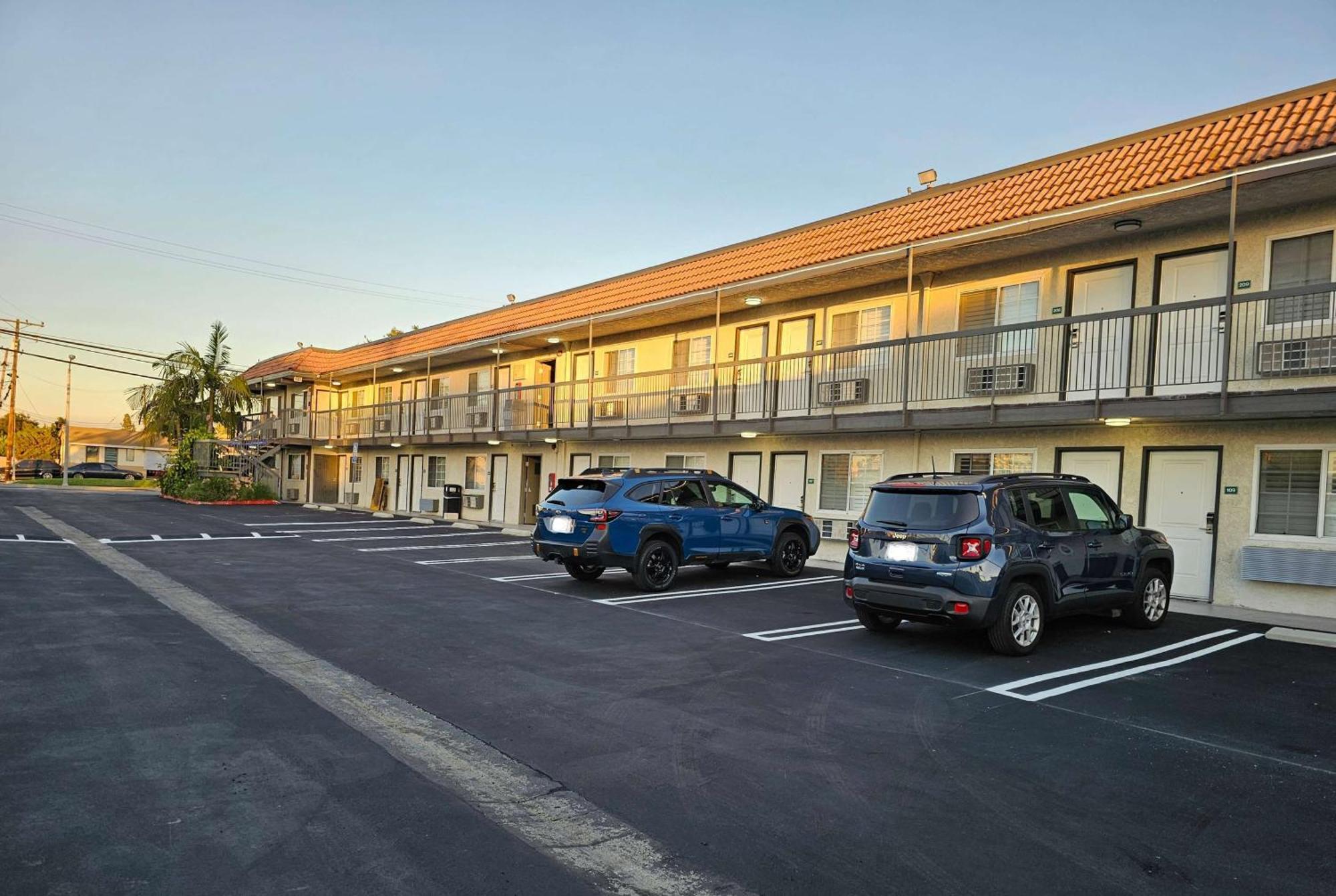 Travelodge Inn & Suites By Wyndham Fullerton Esterno foto